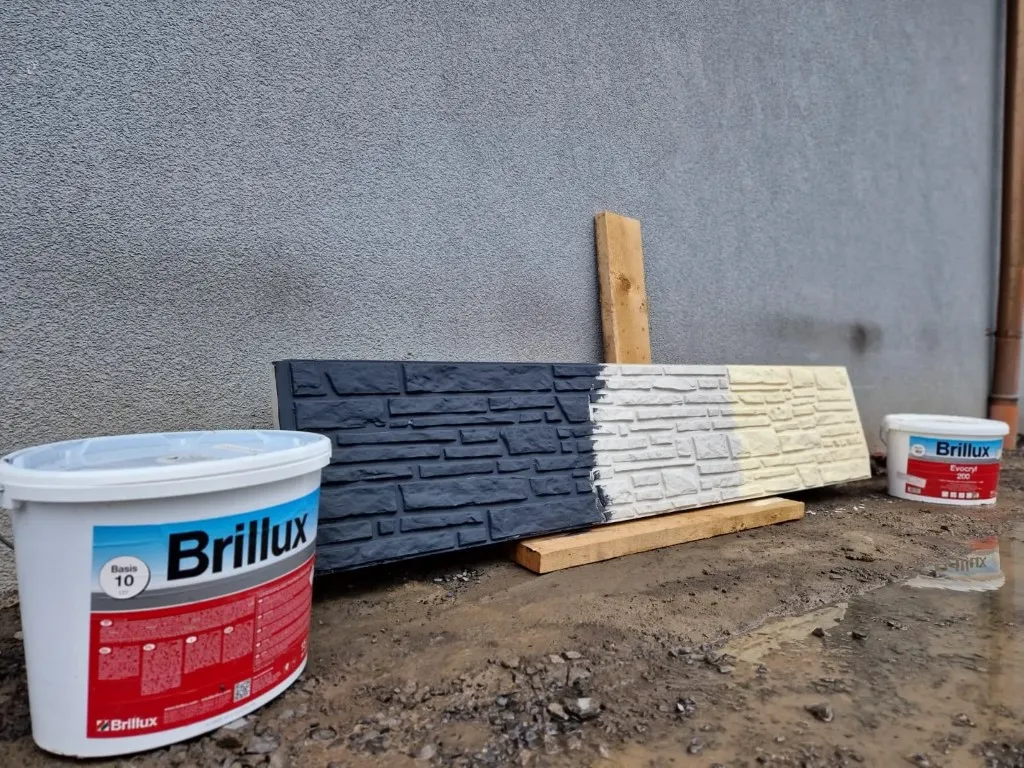 Gestrichener Betonzaun im Garten
