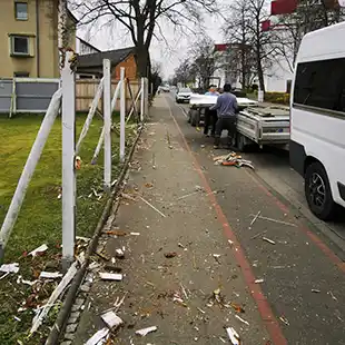 Entfernung alter Zaun durch Betonga zur Vorbereitung der Betonzaun Montage ab 50 Meter